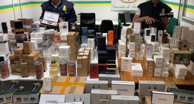 Profumi contraffatti al mercato di Chivasso