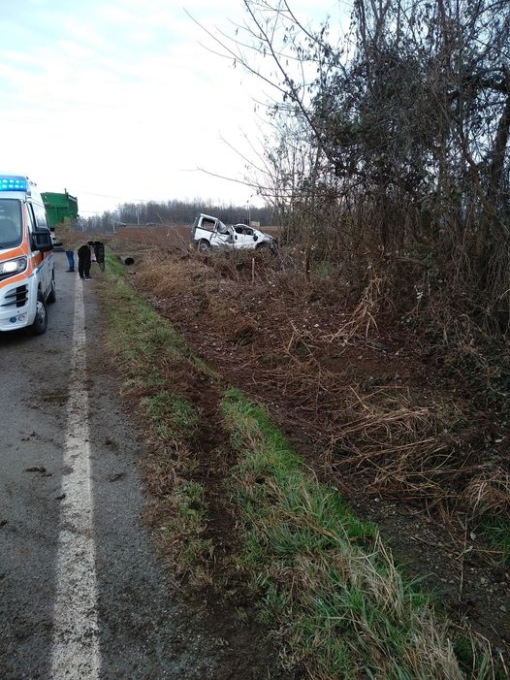Furgone esce di strada, grave il conducente