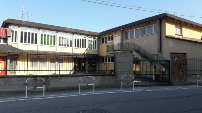 Gabinetti otturati a scuola, dentro ci sono portapenne e block notes
