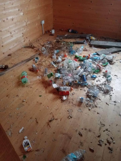 Il parco giochi è una vera «discarica»