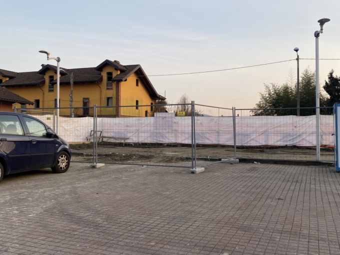 «Costruiscono un’orribile tettoia in piazza»