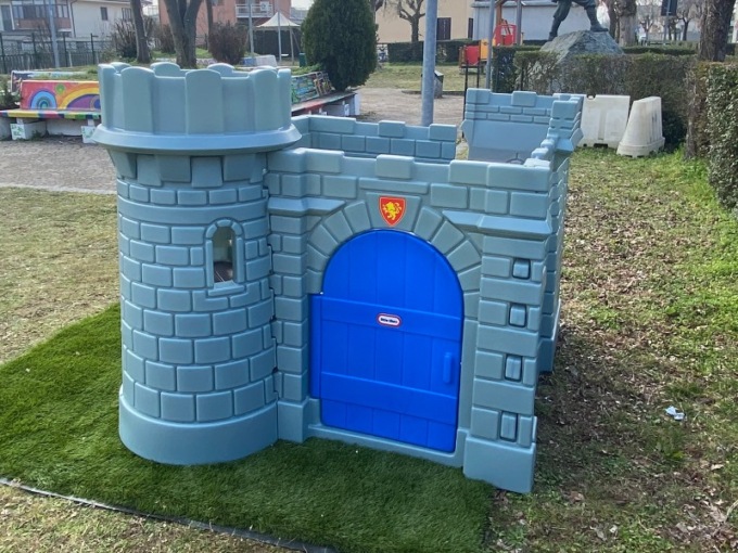 Ragazzini fumano spinelli al parco giochi