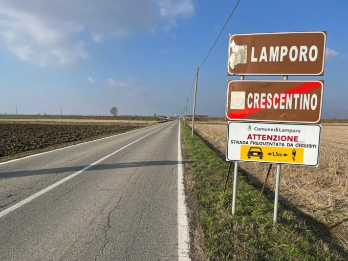 C’è chi pensa che i ciclisti siano  «co******» e lo scrive su un cartello