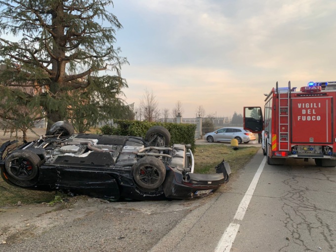 Perde il controllo dell’auto e si ribalta LE FOTO
