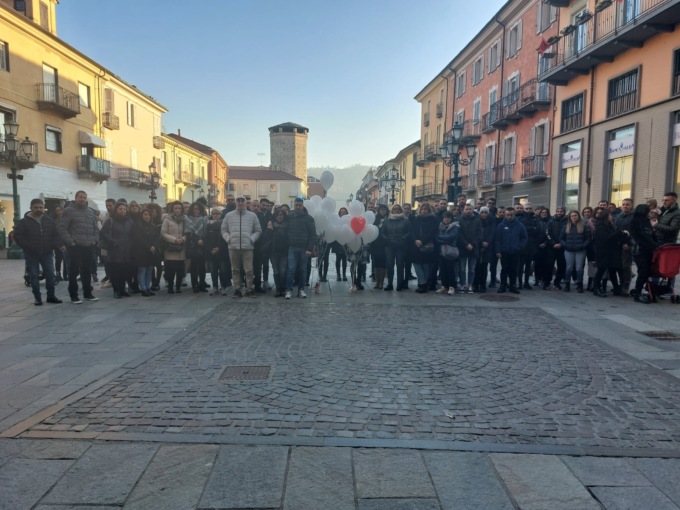 Messa e palloncini per ricordare il giovane operaio della Luxottica