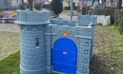Bimbo rompe la porta del «castello» di Pinuccia