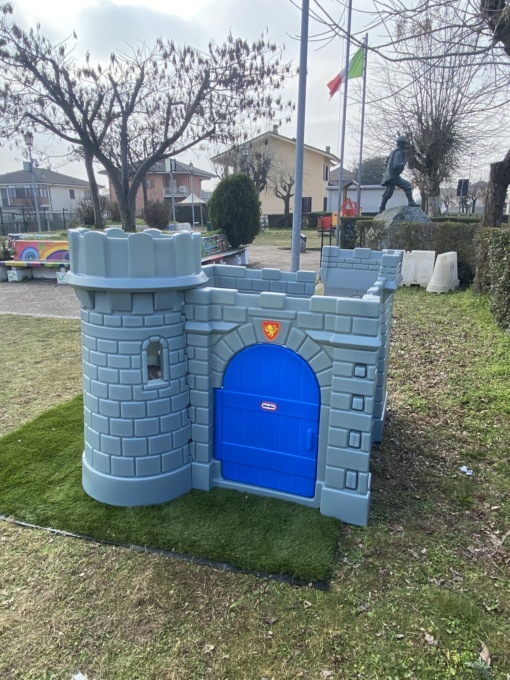 Bimbo rompe la porta del «castello» di Pinuccia