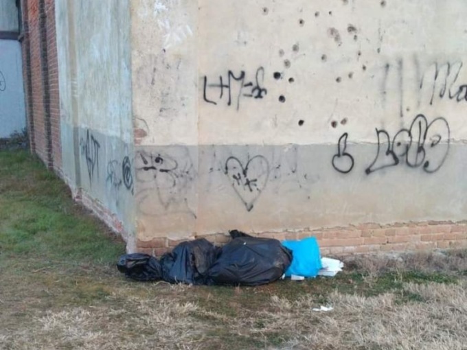 Scarabocchi e immondizia  sul muro della fucilazione