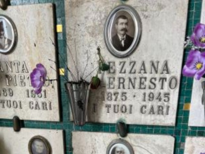 Botti al cimitero, danneggiati i marmi dei vecchi ossari