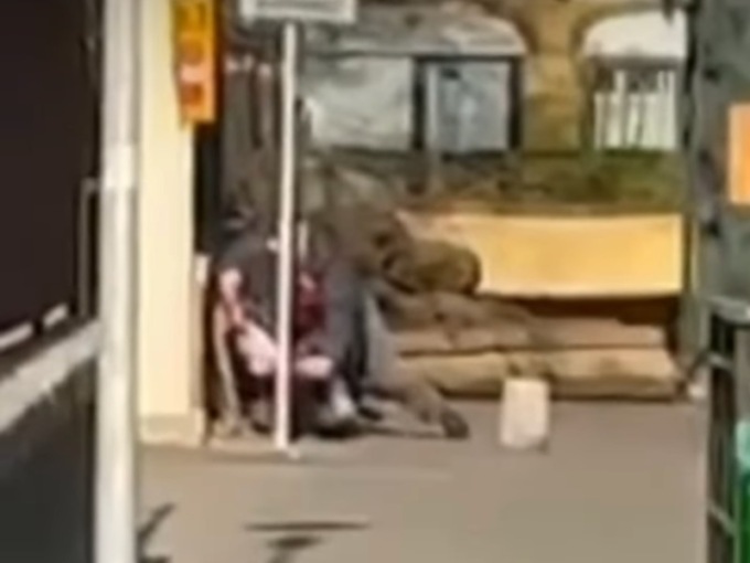 Fanno sesso sulla panchina all’ingresso dell’ospedale