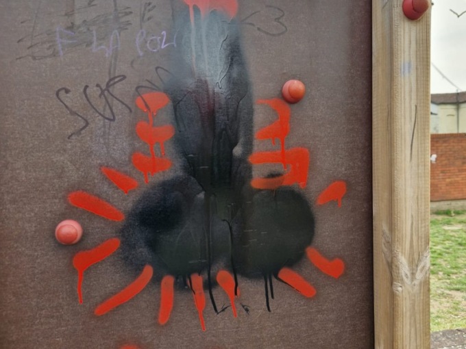 Disegni osceni e scarabocchi sulle giostre del parco