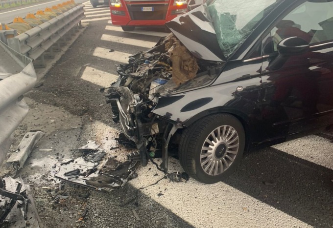 Schianto in autostrada a Chivasso, donna finisce in ospedale