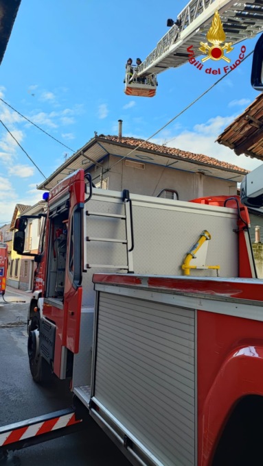 Camino in fiamme in un’abitazione a Cigliano