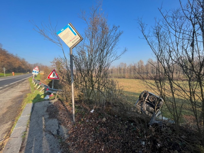 Camion tampona una Berlingò e la fa volare fuori strada FOTO E VIDEO
