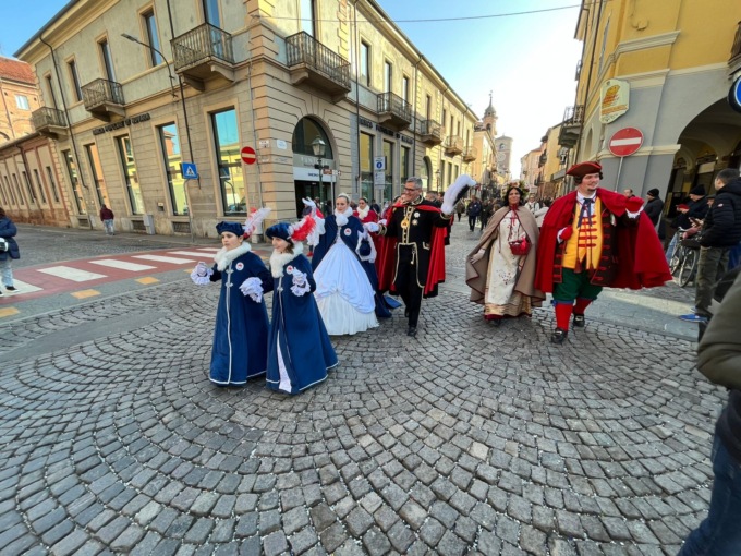 Carnevalone di Chivasso 2023, LE FOTO della sfilata del mattino