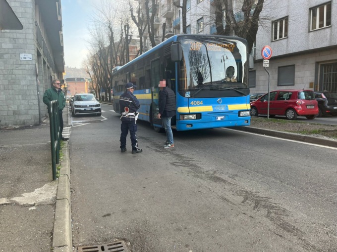 Autobus bloccato in via Cavour, traffico in tilt