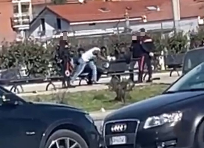 Rissa e urla al Movicentro, sul posto i carabinieri