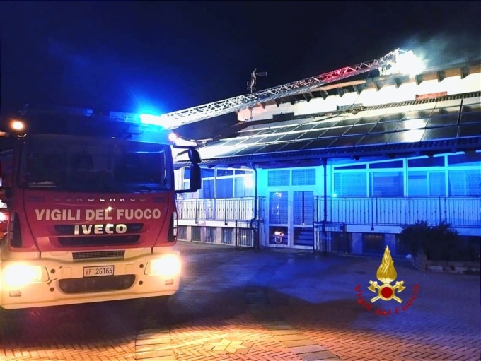 Incendio tetto, intervento difficoltoso per i pannelli solari