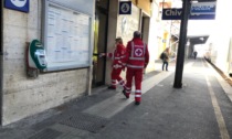 Tenta il suicidio in stazione, salvato da tre agenti della Polfer