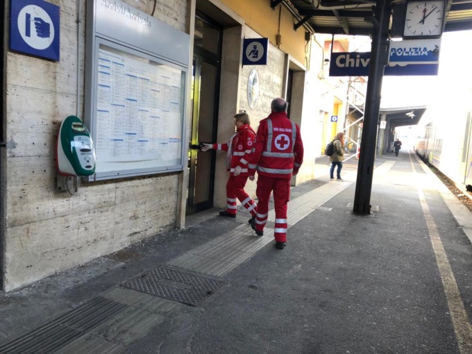 Tenta il suicidio in stazione, salvato da tre agenti della Polfer