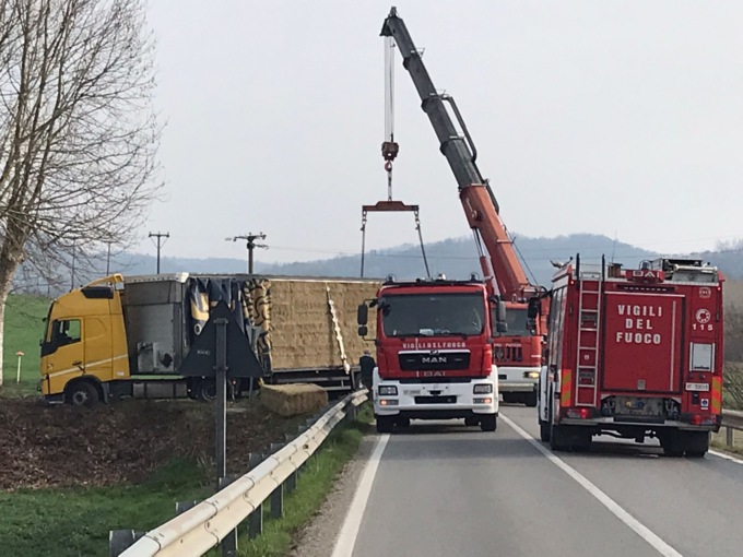 Camion incastrato sulla ex Ss 458