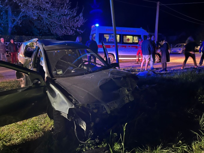 Auto contro palo della luce: gravissimi il conducente e il cane LE FOTO