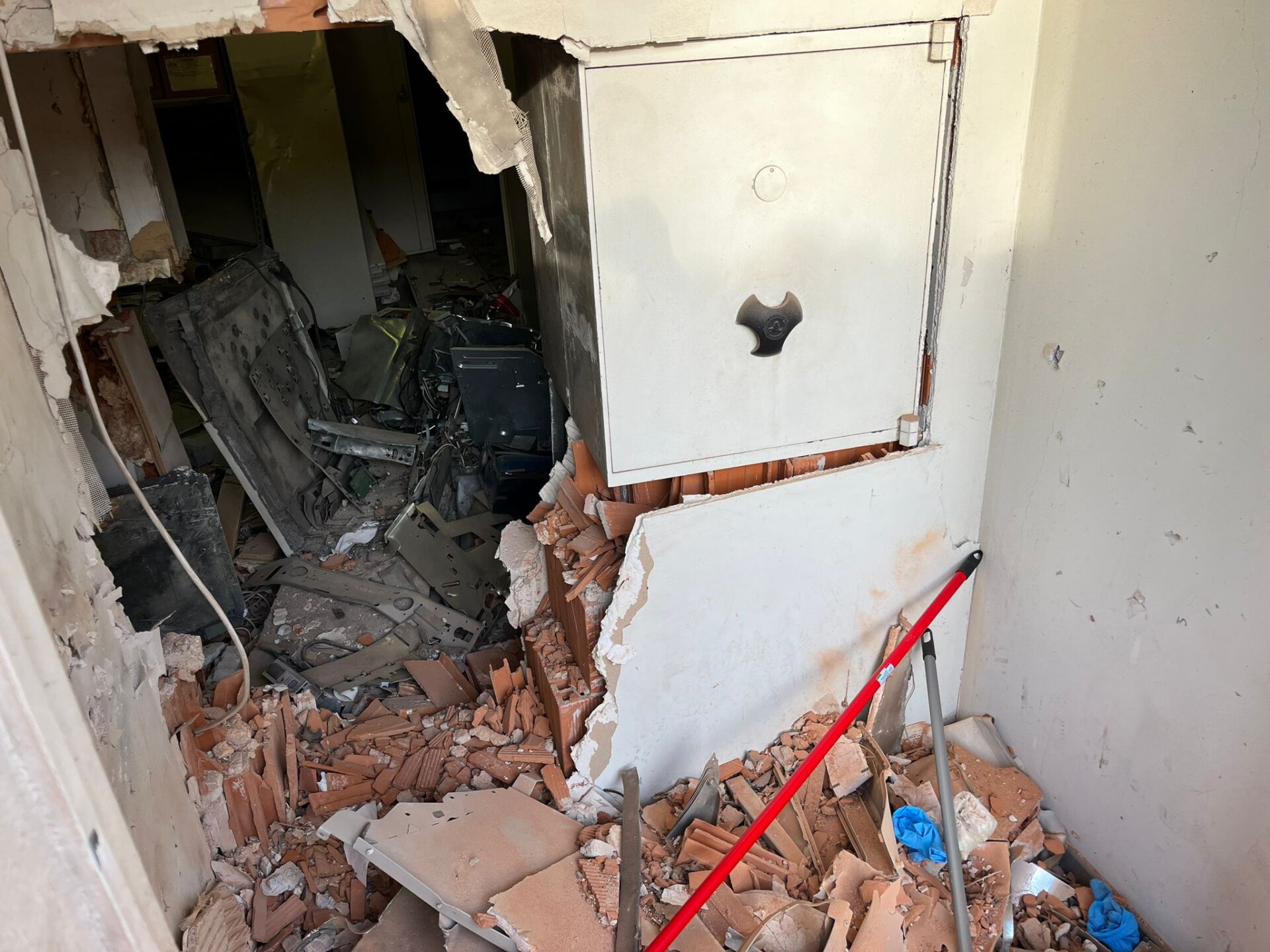 Due esplosioni nella notte: fanno saltare il bancomat di Castelrosso