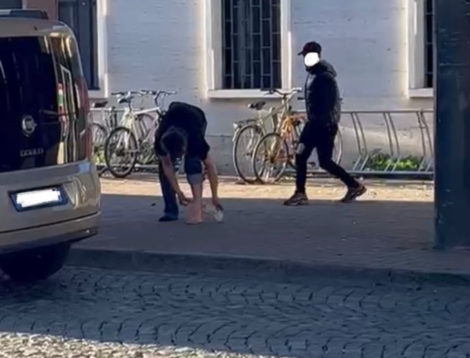 Follia in stazione: si accovaccia mezzo nudo tra le auto