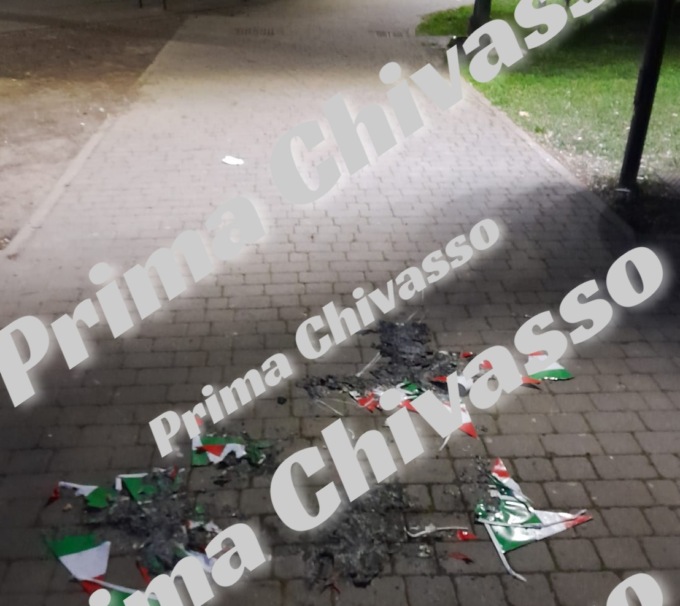 Chivasso choc: strappano e bruciano le bandiere degli alpini