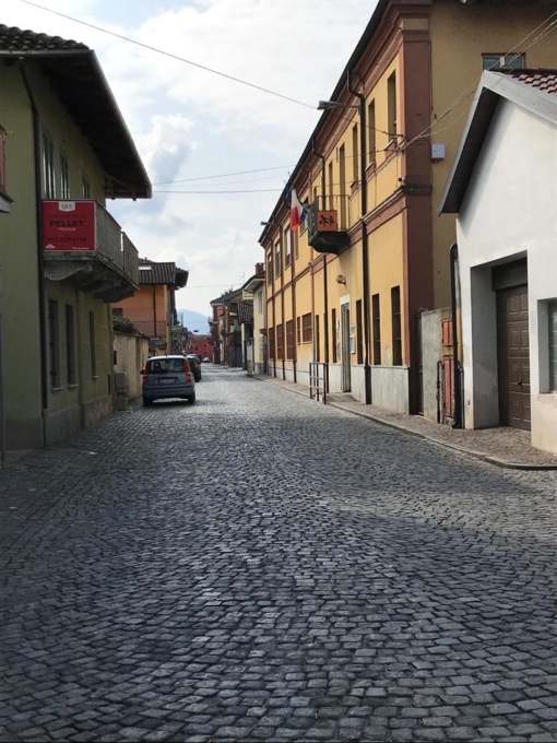 L’ingresso della scuola è pericoloso:  auto sfrecciano in via Thaon di Revel