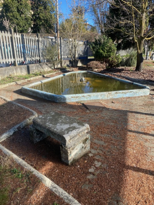 Gettato nella fontana lo schienale in pietra  della panchina: vergogna