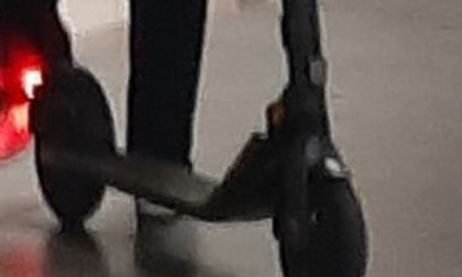 Donna fermata in monopattino in autostrada
