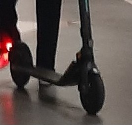 Donna fermata in monopattino in autostrada
