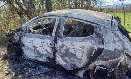 Trovata un'auto bruciata in campagna