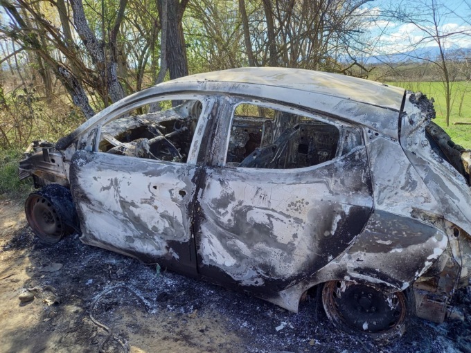 Trovata un’auto bruciata in campagna