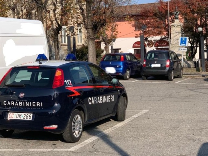 Lancia un barattolo di vernice contro la vicina e la schiaffeggia