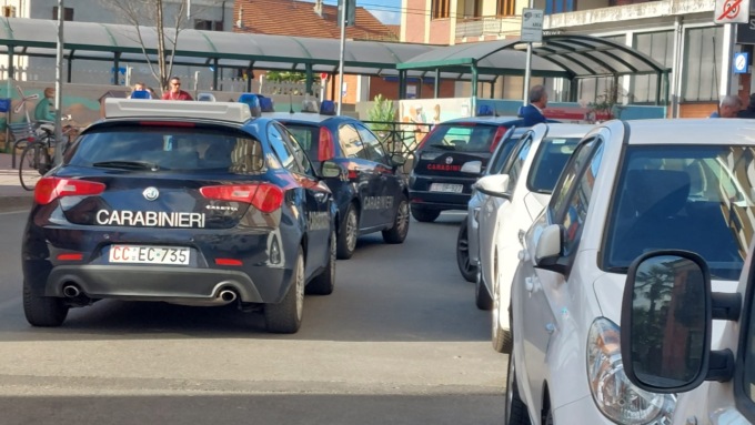 Rissa in paese, arrivano quattro pattuglie dei carabinieri