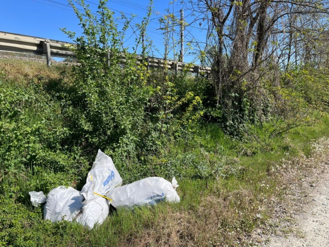 I rifiuti di Pasquetta abbandonati nei sacchi delle Poste