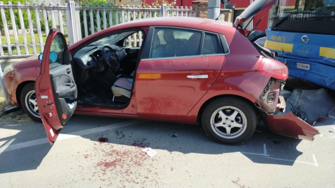 Scontro tra auto e bus