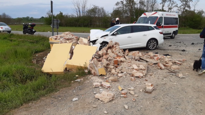 Auto abbatte pilone votivo dopo lo scontro con un’altra vettura