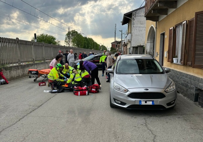 Perde il controllo della moto e finisce contro un’auto LE FOTO
