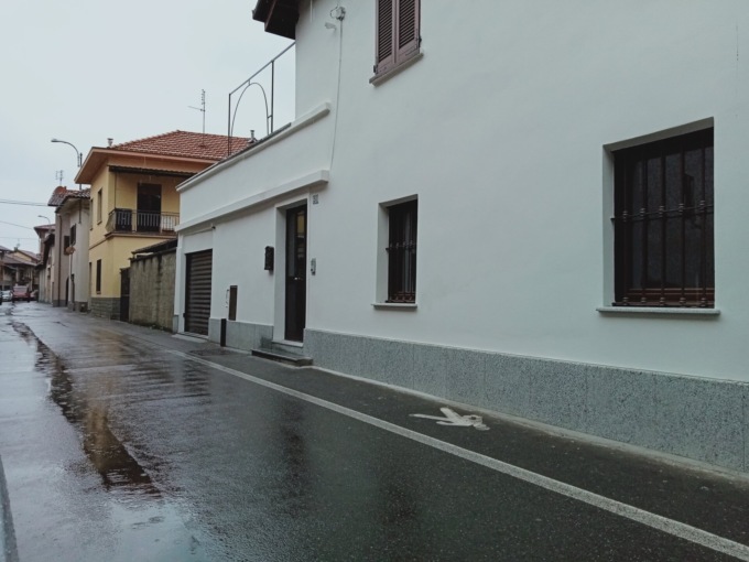 Aprono un garage e rubano monopattino e caricatore