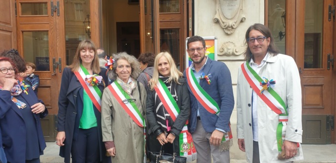 Una schiera di «fasce tricolori» per i diritti dei bimbi arcobaleno