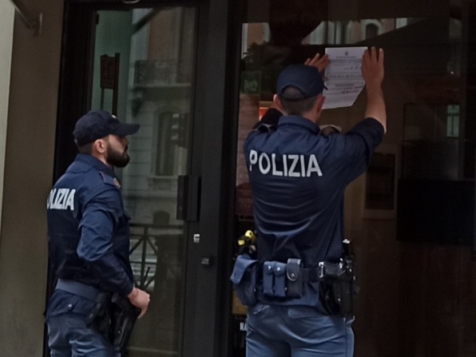 Blatte e scarafaggi in pizzeria