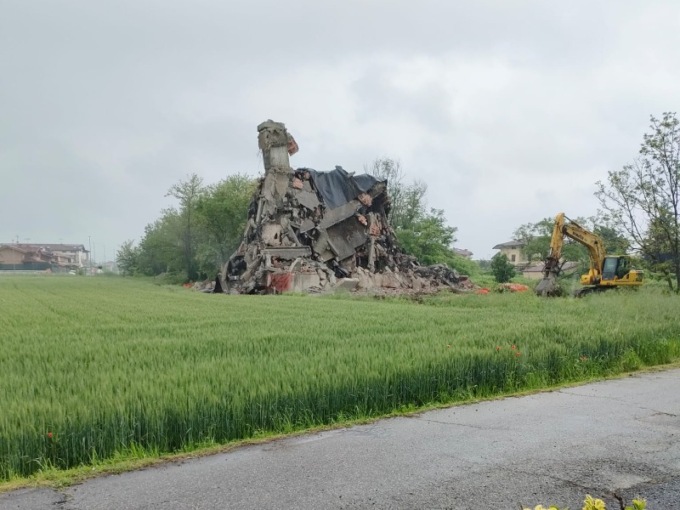 Abbattuto il mostro di Rondissone: il sogno del paese è diventato realtà
