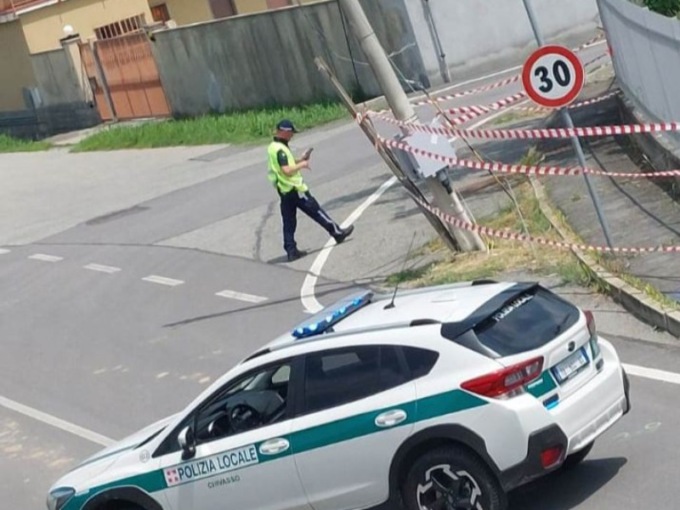 Palo pericolante, la polizia chiude il tratto di strada