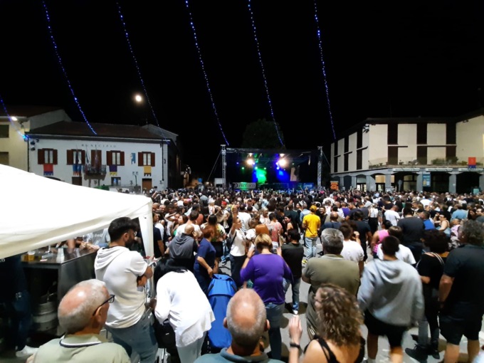 Si spintonano alla festa, la musica «spenta» prima