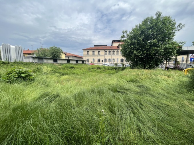 Tra erbacce e degrado: l’ospedale non interessa davvero a nessuno