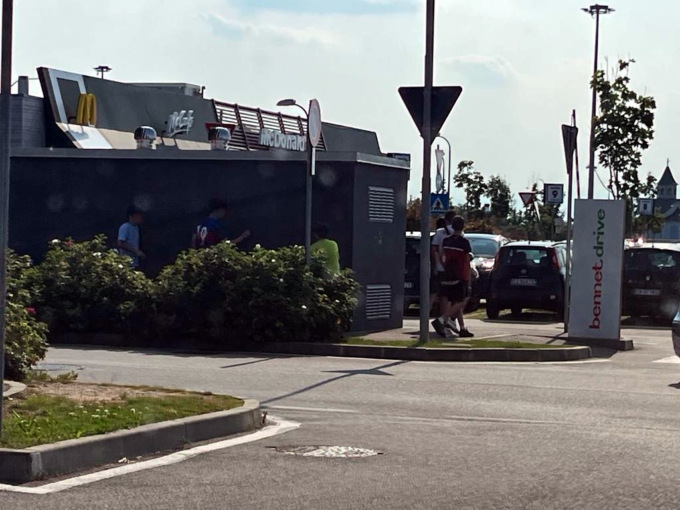Svastiche e scritte offensive al centro commerciale
