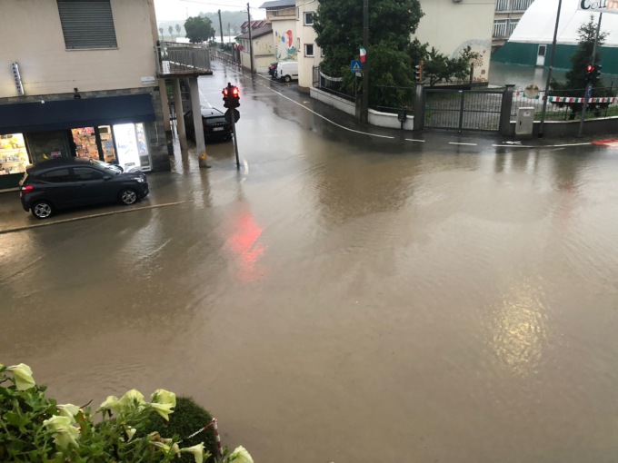 Temporali e piogge trasformano le vie in veri e propri fiumi in piena